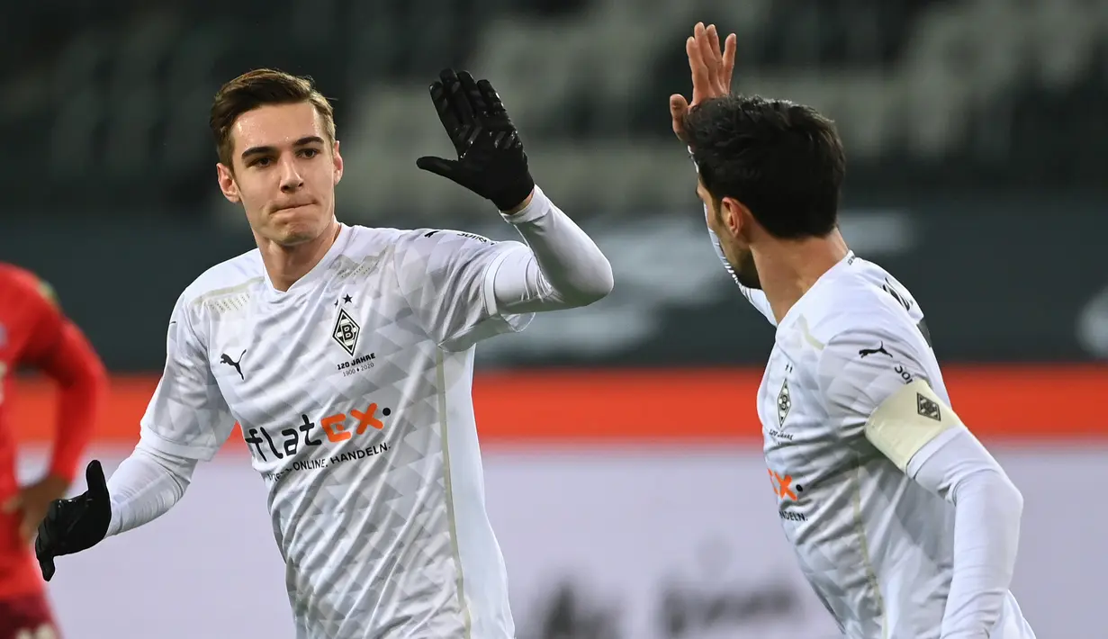 Gelandang Borussia Moenchengladbach, Florian Neuhaus (kiri) melakukan selebrasi usai mencetak gol penyeimbang 1-1 ke gawang FC Koln dalam laga lanjutan Liga Jerman 2020/21 pekan ke-20 di Borussia Park, Sabtu (6/2/2021). Borussia Moenchengladbach kalah 1-2 dari FC Koln. (AFP/Ina Fassbender/Pool)