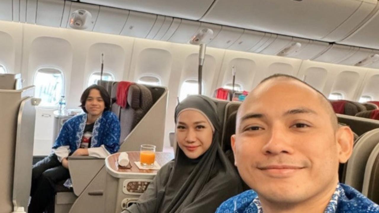 Pasangan baru BCL dan Tiko memilih umrah untuk menghabiskan waktu akhir tahun. Melalui akun Instagram pribadi, BCL membagikan keberangkatannya ke tanah suci dengan keluarga.