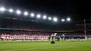 Pemain rugby Jepang dan Skotlandia berdoa bersama selama satu menit untuk korban Topan Hagibis sebelum Pertandingan Pool A Piala Dunia Rugbi 2019 di Stadion Internasional Yokohama (13/10/2019). (AFP Photo/Odd Andersen)