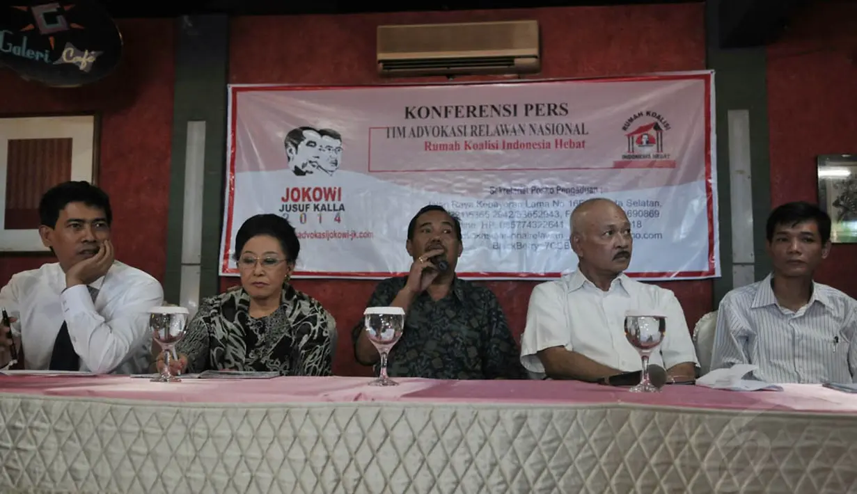 Tim advokasi nasional pasangan Jokowi-JK mengadakan jumpa pers di Galeri Cafe, Cikini, Jakarta, Selasa (5/8/14). (Liputan6.com/Johan Tallo)