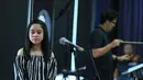 Lesti, penyanyi jebolan D'Academy season pertama menjadi salah satu penghibur acara HUT tersebut. Minggu, ia menjalani latihan bersama Erwin Gutawa jelang tampil, di kawasan Antasari, Jakarta Selatan. (Adrian Putra/Bintang.com)