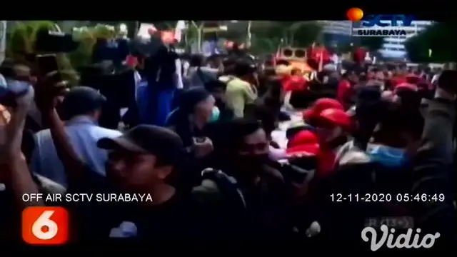 Ada pemandangan yang tidak biasa saat unjuk rasa di Gedung Negara Grahadi, Surabaya. Wali Kota Surabaya Tri Rismaharini memunguti sampah-sampah, yang berserakan di tengah kerumunan mahasiswa dan pedemo tolak UU Cipta Kerja.