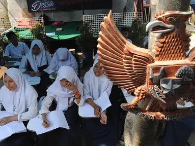 Siswa kelas 8 SMP 1 Cijeruk Terbuka belajar di halaman rumah warga di Kampung Cijeruk RT 002/005, Desa Palasari, Kabupaten Bogor, Jawa Barat, Senin (2/9/2019). Sebanyak 65 siswa kelas 7,8 dan 9 SMP Terbuka belajar sudah lebih dari sepekan belajar di tempat ini. (merdeka.com/Arie Basuki)