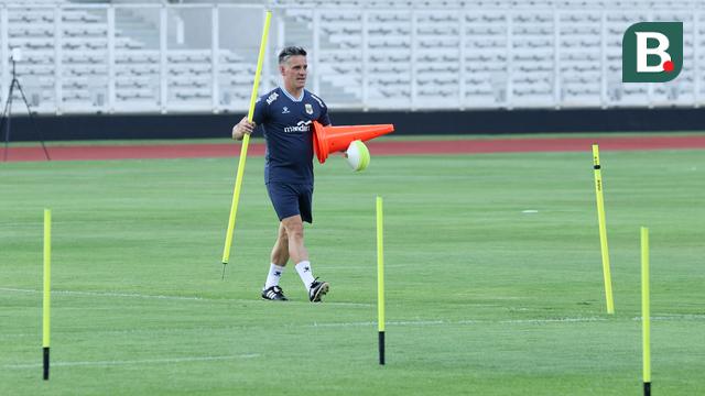 Foto: Sibuknya John Herdman Menyiapkan Perlengkapan Latihan Timnas Indonesia