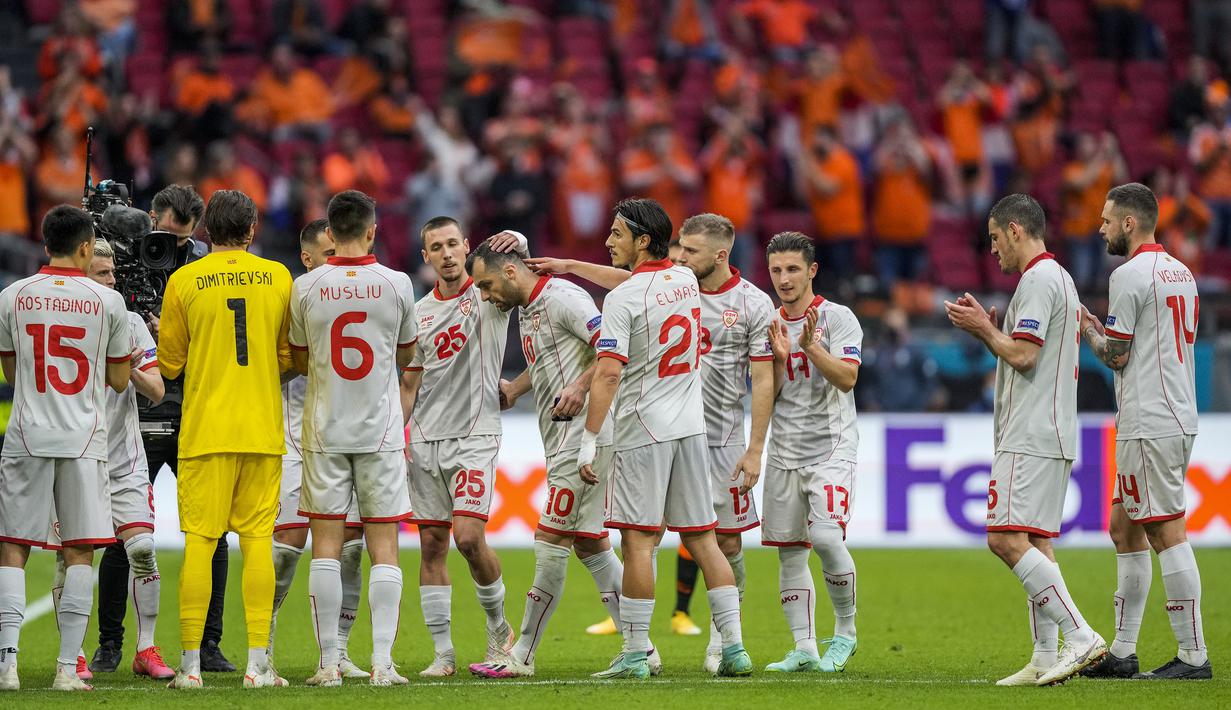 Perpisahan Goran Pandev tak hanya disambut oleh tepuk tangan dan pelukan Timnas Makedonia Utara, tetapi juga seluruh penonton yang memadati Amsterdam Arena. Pemandangan haru dan sportif sontak berubah kala pertandingan itu. (Foto: AP/Pool/Peter Dejong)