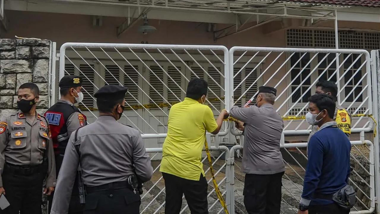 “Saksi masuk ke dalam pagar lalu membuka garasi rumah dan mencium bau tidak sedap dari ruang kamar mandi,” kata Iptu Made.