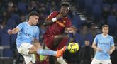 Bek Lazio, Nicolo Casale berebut bola dengan penyerang AS Roma, Tammy Abraham dalam pekan ke-27 Serie A 2022/2023 di Olimpico, Senin (20/03/2023) dini hari WIB. (AP Photo/Gregorio Borgia)