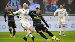Striker Inter Milan, Lautaro Martinez, melepaskan tendangan saat melawan Benevento pada laga Liga Italia di Stadion Giuseppe Meazza, Minggu (31/1/2021), Inter Milan menang dengan skor 4-0. (AP/Luca Bruno)