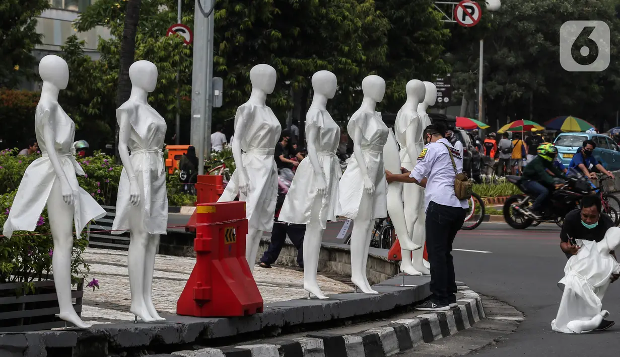 Puluhan boneka maneken dipajang di Bundaran Hotel Indonesia (HI), Jakarta, Minggu (15/11/2020). Boneka maneken tersebut sebagai bentuk "Mengenang Korban Kecelakaan Lalu Lintas 2020" serta kampanye agar masyarakat lebih berhati -hati dan tertib berlalu lintas. (Liputan6.com/Johan Tallo)