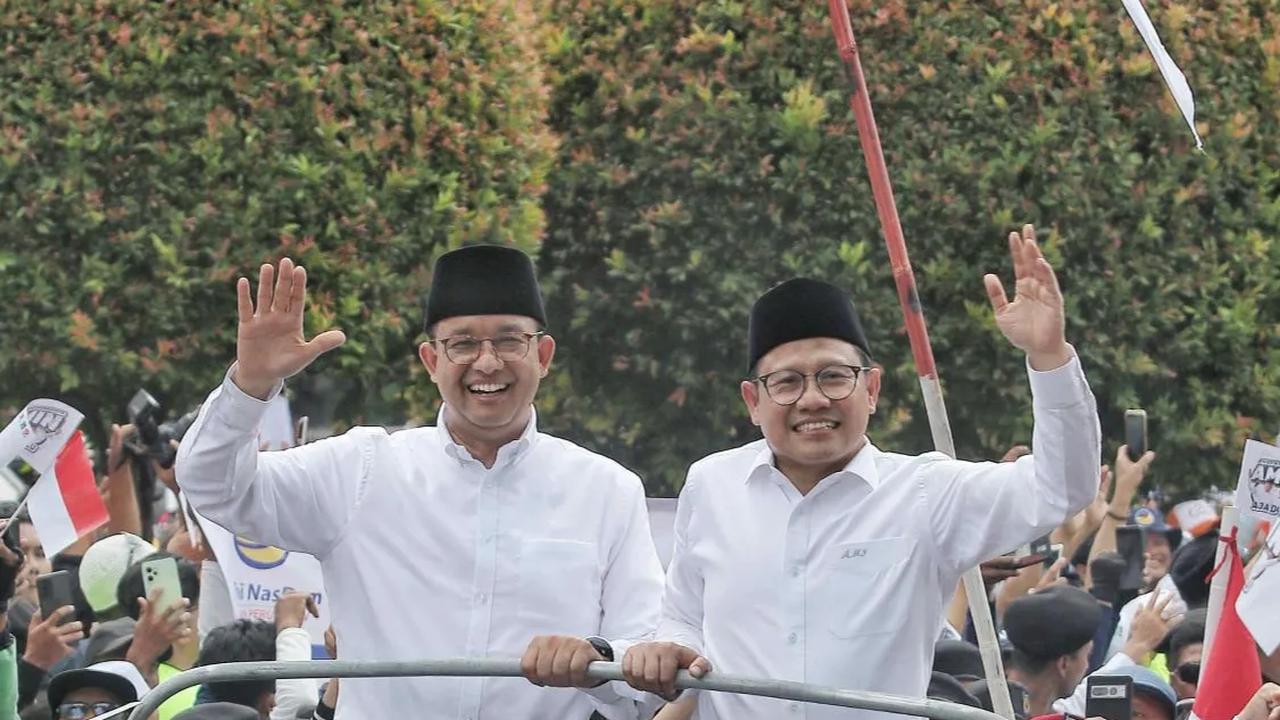 FOTO: Momen Anies Baswedan dan Cak Imin Naik Mobil Jip Terbuka Diantar 20.000 Pendukung Daftar Capres dan Cawapres ke KPU