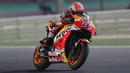 Aksi pembalap Honda Marc Marquez saat mengikuti MotoGP Qatar 2018 di Sirkuit Internasional Losail (18/3). Dalam seri pembuka ini hanya mampu menempati posisi runner up. (AFP Photo/Karim Jaafar)