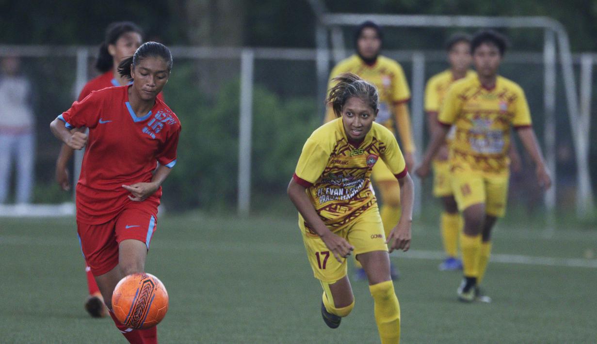 Bek Sumatra Selatan, Octavianti Dwi, menggiring bola saat melawan Bangka Belitung pada laga final Piala Pertiwi di NYTC Sawangan, Depok, Jumat (3/5). Sumsel menang 2-1 atas Babel. (Bola.com/Vitalis Yogi Trisna)