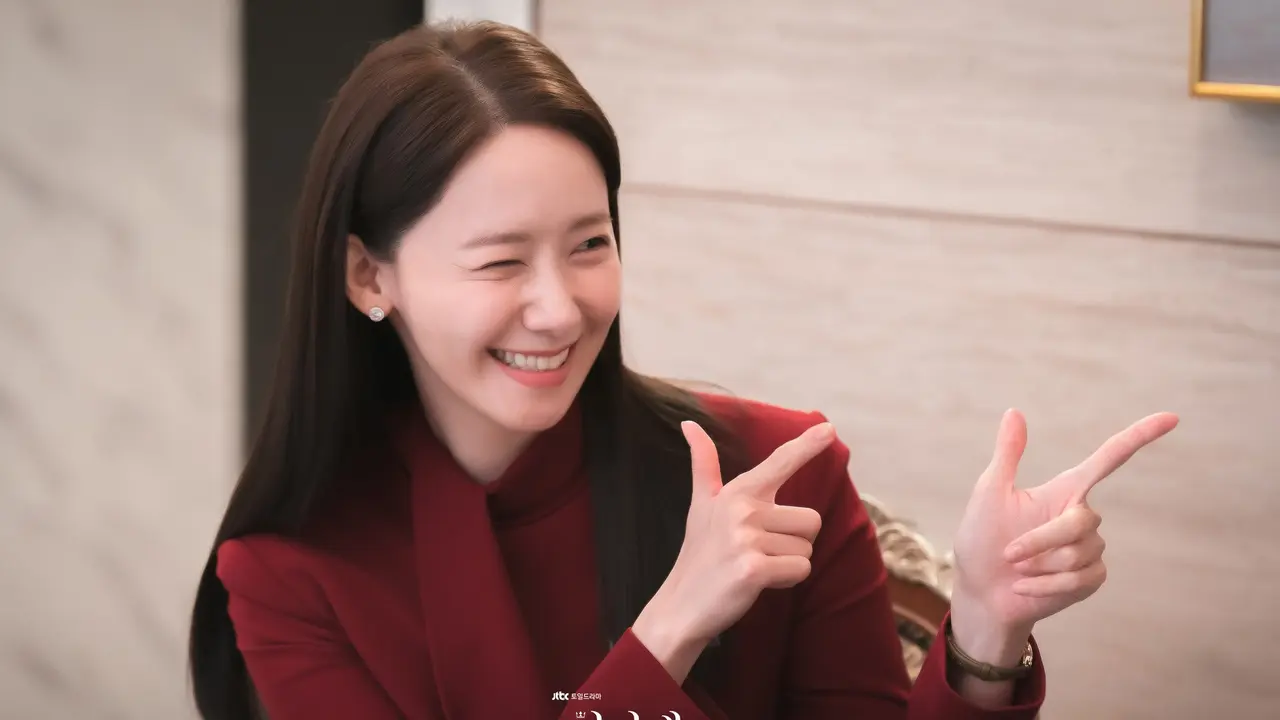 YoonA SNSD berperan sebagai Cheon Sa Rang dalam drakor King the Land. (via Soompi)