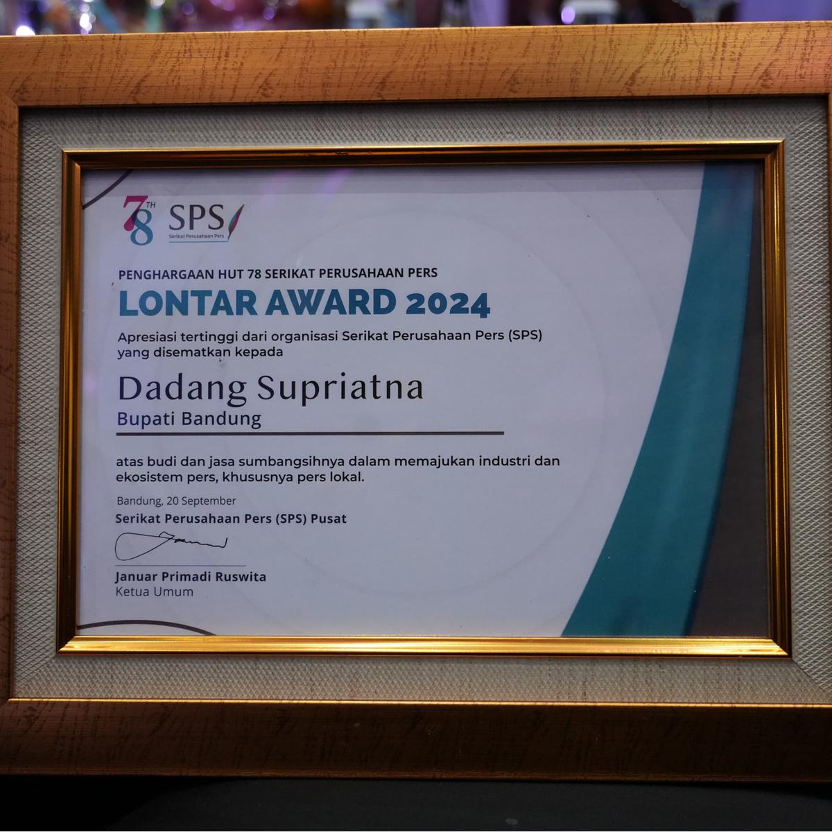 Bupati Bandung Dadang Supriatna yang Diwakili oleh Kadiskominfo Yosep Nugraha Menerima Penghargaan Lontar Award