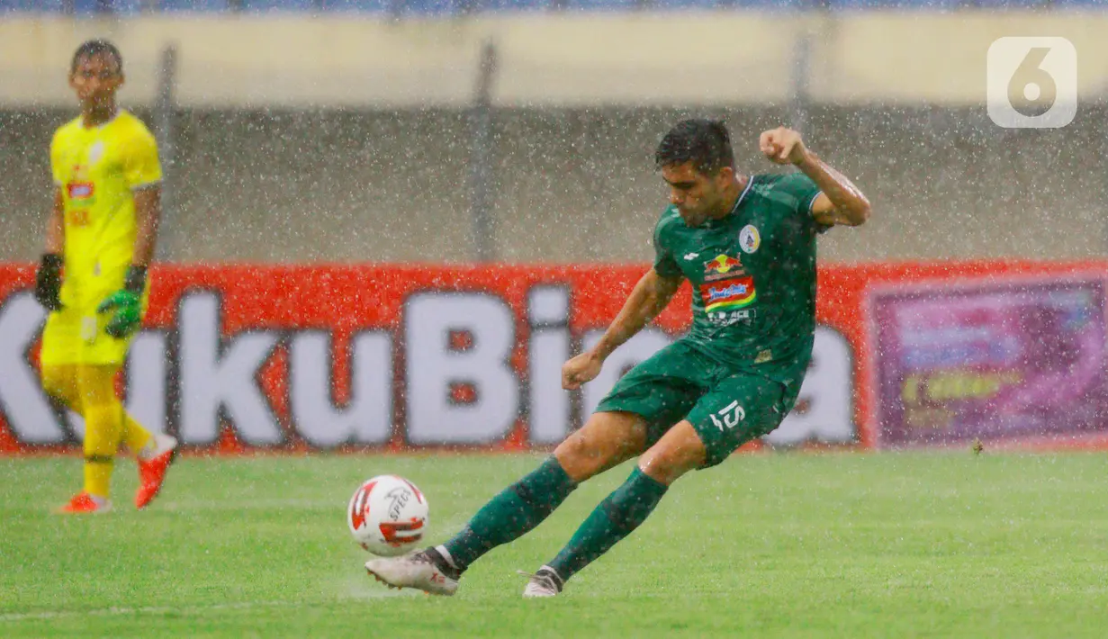 Pemain PSS Sleman, Fabiano Beltrame, menendang bola saat melawan Persela Lamongan pada laga Piala Menpora 2021 di Stadion Si Jalak Harupat, Bandung, Minggu (28/3/2021). (Bola.com/M Iqbal Ichsan)