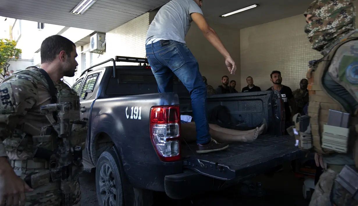 Polisi mengangkut mereka yang terluka atau tewas dalam penggerebekan polisi di favela Vila Cruzeiro ke Rumah Sakit Getulio Vargas di Rio de Janeiro, Brasil, Selasa (24/5/2022). (AP Photo/Bruna Prado)