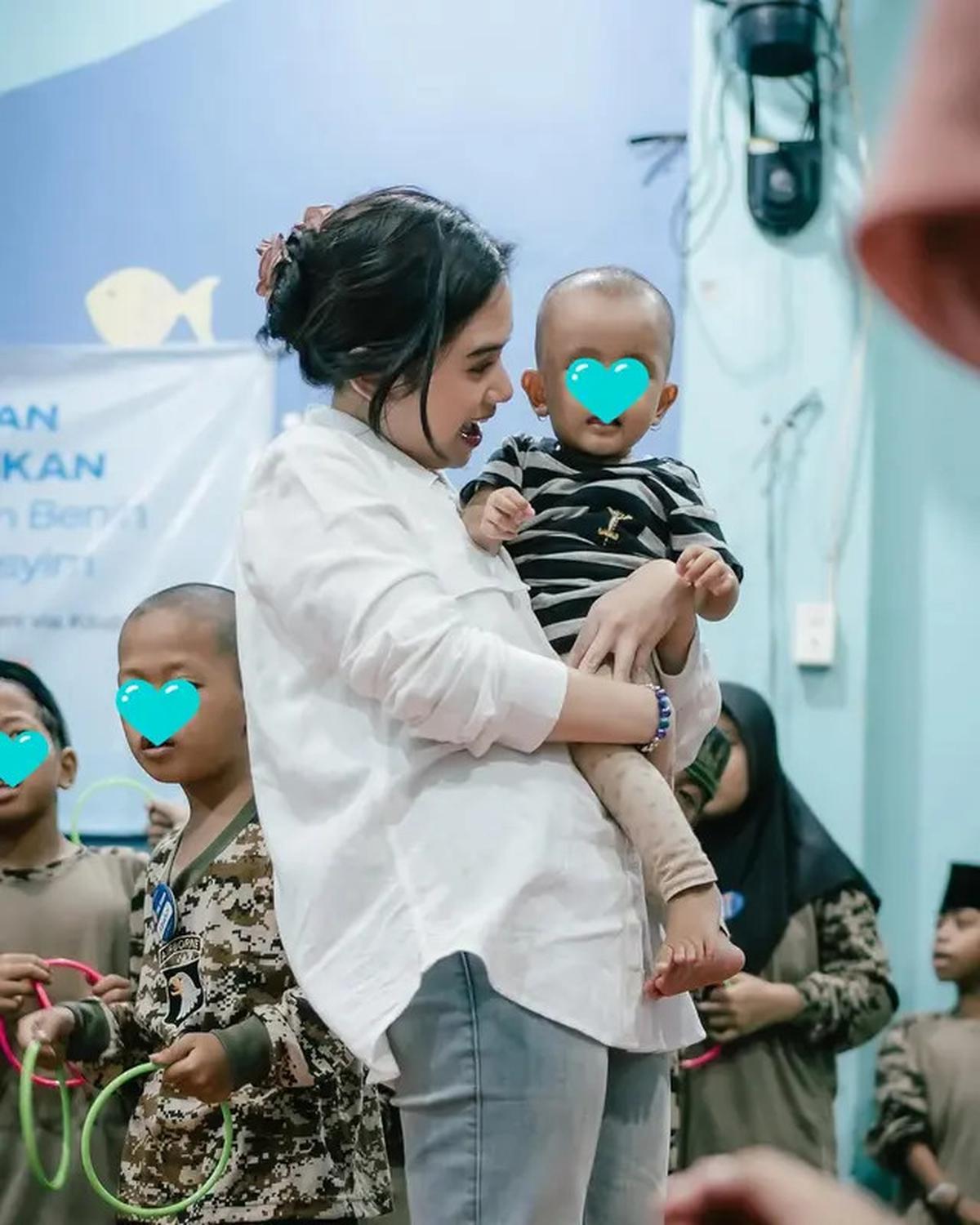 6 Potret Tissa Biani Berbagi Paket Lebaran di Panti Asuhan, Banjir Pujian