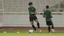 Pemain Timnas Indonesia, Hanif Sjahbandi, saat latihan jelang laga kualifikasi Piala Dunia di SUGBK, Jakarta, Senin (2/9). Indonesia akan berhadapan dengan Malaysia. (Bola.com/M Iqbal Ichsan)