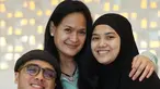 Ini dia potret kedekatan Donna Harun bareng Ricky Harun dan Herfiza Novianti. Mereka terlihat kompak di berbagai kesempatan. Bahkan keluarga Ricky Harun tak segan mengajak sang ibu untuk bepergian bersama. Tak ketinggalan dengan cucu Donna Harun yang kini beranjak segera remaja. (Liputan6.com/IG/@donnaharunofficial).