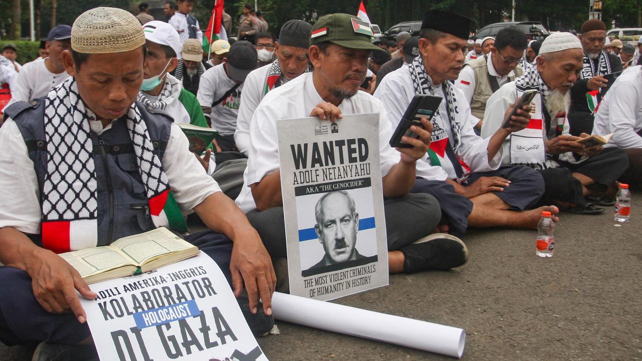 FOTO: Peringati Isra Mikraj, Massa Bela Palestina Baca Alquran di Kedubes AS