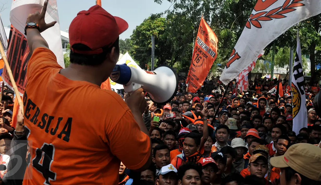 Ratusan Suporter Persija Jakarta Jakmania melakukan aksi unjukrasa di depan Kantor Kementerian Pemuda dan Olahraga, Jakarta, Selasa (11/8/2015). Mereka meminta Surat Keputusan (SK) Menpora terkait pembekuan PSSI dicabut.(Liputan6.com/JohanTallo)