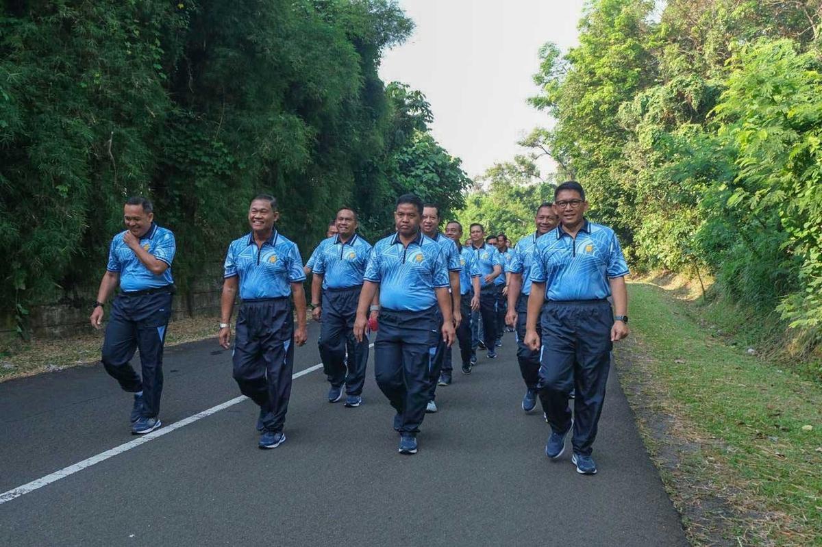 FOTO: Pangkoopsudnas Ajak Prajurit Jalan Sehat, Perkuat Kebugaran dan Soliditas