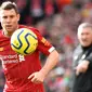 Sama seperti Young, James Milner juga mampu beramain di 11 posisi bersama Liverpool. Ia mampu menjalankan tugas sebagai bek kiri dan kanan, sayap kiri dan kanan, penyerang sayap kiri dan kanan, penyerang lubang, sriker, gelandang serang, gelanang tengah, hingga gelandang bertahan. (AFP/Paul Ellis)