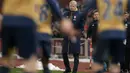 Pelatih Arsenal, Arsene Wenger memperhatikan setiap gerkan para pemainnya saat berhadapan dengan Stoke City pada lanjutan Liga Premier Inggris di Stadion Britannia, Stoke-on-Trent, Minggu (17/1/2016).  (AFP Photo/Oli Scarff)