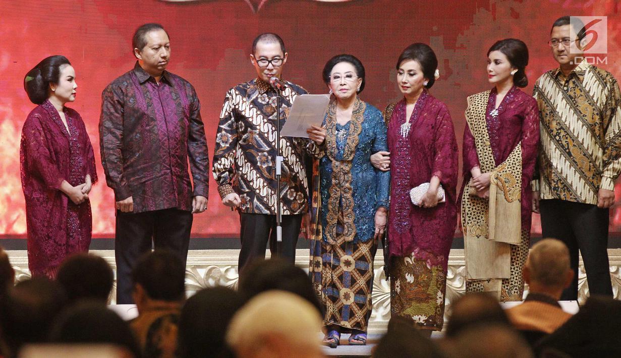 Putra tertua Mooryati Soedibyo, Joko Ramiaji (ketiga kiri) memberi sambutan saat perayaan  ulang tahun Mooryati Soedibyo yang ke 90 di kawasan Gatot Subroto, Jakarta, Jumat (5/1). (Liputan6.com/Herman Zakharia)