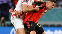 Penyerang Belgia #17 Leandro Trossard berebut bola dengan bek Kroasia #20 Josko Gvardiol pada laga terakhir Grup F Piala Dunia 2022 di Stadion Ahmad bin Ali, Kamis (1/12/2022). Josko Gvardiol tampil cukup solid di lini belakang Timnas Kroasia saat melawan Belgia. (OZAN KOSE / AFP)
