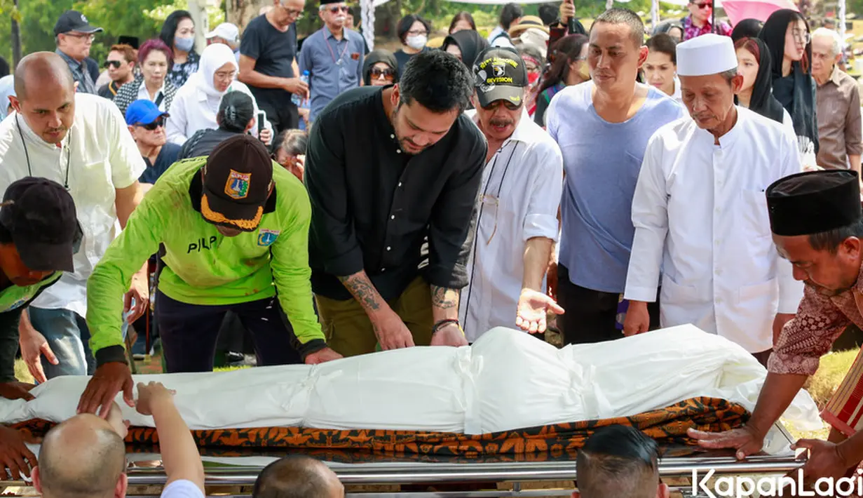 Aktor kelahiran Jakarta 50 tahun silam itu membantu prosesi menurunkan jenazah ke liang lahat. [Foto: Muhammad Akrom Sukarya/KapanLagi.com]