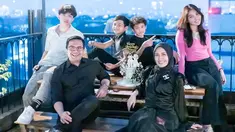 Di momen bahagia ultah Sahrul Gunawan dan anniversary pernikahannya dengan Dine, keempat anak mereka datang. Dua anak dari pernikahan Sahrul sebelumnya, dan dua bocah laki-laki yang merupakan anak Dine dari mantan suaminya. Semua berkumpul membuat kebahagiaan semakin lengkap. (Liputan6.com/IG/@dine.pearl)
