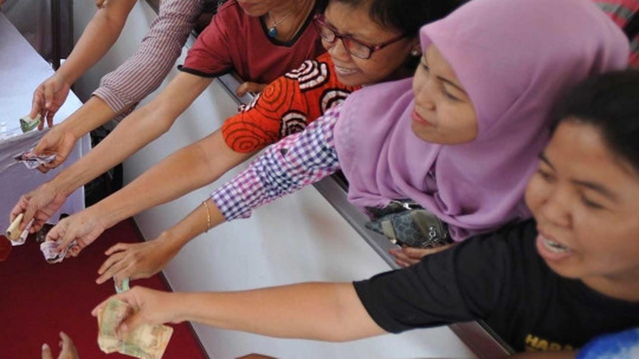 Warga antre berebut sembako murah di Pasar Rakyat