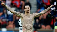 Pemain depan Swedia, Paris Saint-Germain, Zlatan Ibrahimovic merayakan kemenangan setelah mencetak gol pada pertandingan sepak bola Prancis L1 Paris Saint-Germain  vs Caen di stadion Parc des Prince, Paris (14/02/2015). (AFP PHOTO / KENZO TRIBOUILLARD)