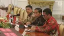 Presiden Joko Widodo, Kepala Staf Kepresidenan Moeldoko dan Menteri Pertanian Amran Sulaiman berdialog dengan Dewan Pimpinan Pusat Asosiasi Petani Tebu Rakyat Indonesia (DPP APTRI) di Istana Negara, Jakarta, Selasa (5/3). (Liputan6.com/Angga Yuniar)