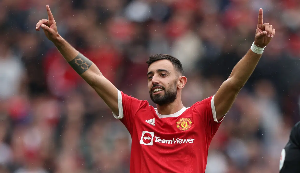 Bruno Fernandes mencetak hattrick kala Manchester United membantai Leeds United 5-1 di pekan pertama Liga Inggris musim ini. Hal tersebut membuat Bruno menjadi pemain kedua yang mampu mencetak trigol pada laga pembuka Liga Inggris, setelah Lou Maccari pada 1977 silam. (AFP/Adrian Dennis)