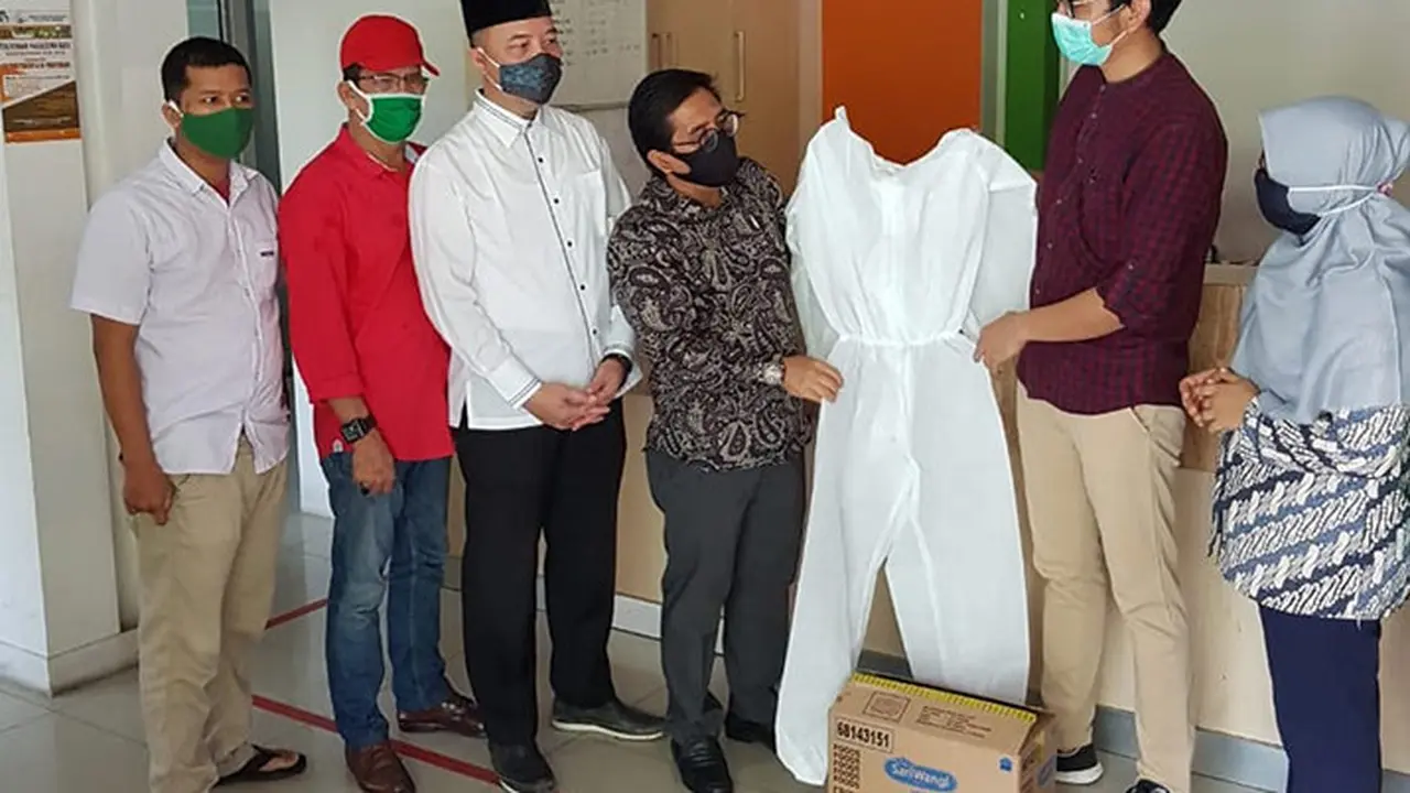 Penyerahan APD kepada tim medis