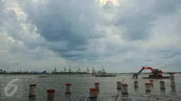 Alat berat diturunkan untuk proyek pembangunan tembok penahan rob di Semarang, ( 12/2). didanai pemerintah melalui Direktorat Jenderal Cipta Karya dan Ditjen Sumber Daya Air (SDA) Kemenpera ( kementerian pekerjaan umum dan perumahan rakyat ). (Gholib)