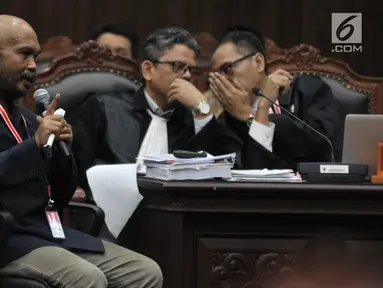 Saksi fakta Pemohon, Idham Amiruddin memberikan kesaksian dalam sidang lanjutan sengketa Pilpres 2019 di Mahkamah Konstitusi, Jakarta, Rabu (19/6/2019). Kuasa hukum Pemohon menghadirkan 15 saksi fakta dan 2 saksi ahli pada sidang lanjutan sengketa Pilpres 2019. (merdeka.com/Iqbal S. Nugroho)