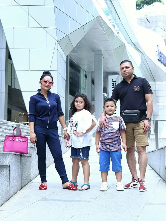 "Saya bersama suami menjadikan acara makan bersama itu menjadi acara yang sangat mewah. Walaupun kita cuma makan ikan goreng, lauk tahu dan tempe ibaratnya," lanjutnya. (Instagram/krisdayantilemos)