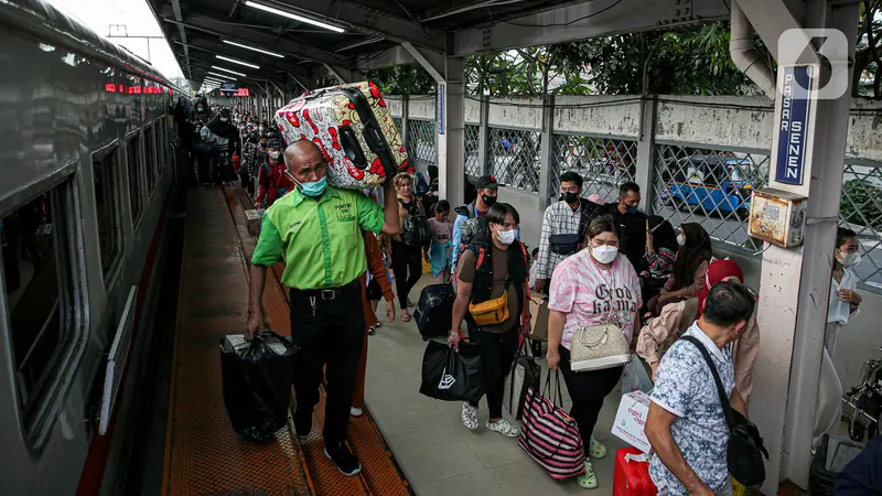 Arus Balik Lebaran Idul Fitri, Stasiun Pasar Senen Ramai Kedatangan Pemudik