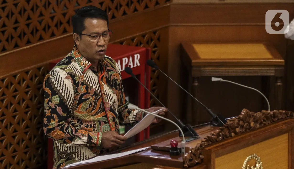Ketua Baleg DPR Supratman Andi Agtas menyampaikan pandangan fraksi-fraksi terkait RUU Omnibus Law Cipta Kerja saat Rapat Paripurna di Kompleks Parlemen, Jakarta (5/10/2020). Rapat membahas berbagai agenda, salah satunya mengesahkan RUU Omnibus Law Cipta Kerja menjadi UU. (Liputan6.com/JohanTallo)