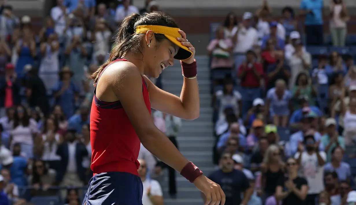 Petenis Inggris Raya, Emma Raducanu bereaksi setelah mengalahkan Belinda Bencic dari Swiss pada perempat final kejuaraan tenis AS Terbuka di Arthur Ashe Stadium, New York (8/9/2021). Emma Raducanu menjadi pemain kualifikasi pertama yang mampu mencapai babak semifinal. (AP Photo/Elise Amendola)