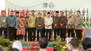Wakil Presiden, Jusuf Kalla (tengah) berfoto bersama pada penutupan Musyawarah Nasional (Munas) Korps Alumni Himpunan Mahasiswa Islam (KAHMI) ke-10 di Medan, Sumatera Utara, Minggu (19/11). (Liputan6.com/Pool/KAHMI)