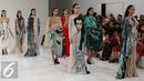 Sejumlah model berjalan diatas catwalk mengenakan busana rancangan Mel Ahyar yang berkolaborasi dengan seniman lukis Indonesia ternama, Jeihan saat peragaan busana IPMI Trend Show 2017 di Senayan City, Jakarta (9/11). (Liputan6.com/Gempur M. Surya)