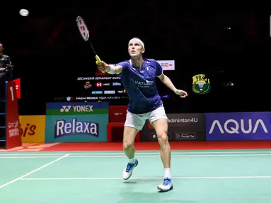 Pebulu tangkis tunggal putra Denmark Viktor Axelsen mengembalikan kok ke arah tunggal putra India Prannoy Haseena Sunil dalam babak semifinal Indonesia Open 2023 di Istora Senayan, Jakarta, Sabtu (17/6/2023). (Liputan6.com/Herman Zakharia)