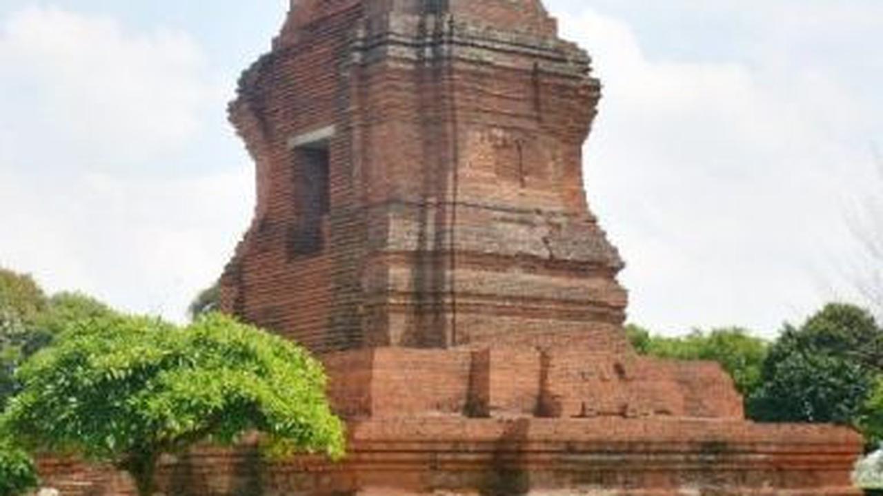 Selain bangunan juga ditemukan sebuah struktur bata kuno pada arah barat daya Candi Brahu.