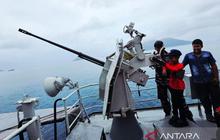 Melihat Langsung KRI Imam Bonjol Natuna, Ratusan Pelajar Perbatasan Antusias Ikuti Open Ship TNI AL