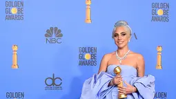 Lady Gaga menunjukkan piala penghargaan Golden Globes 2019 di The Beverly Hilton, Beverly Hills, California, Minggu (6/1). Lady Gaga meraih penghargaan melalui soundtrack lagu film The Star is Born. (Photo by Jordan Strauss/Invision/AP)