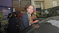 Komisaris HAM PBB, Zeid Ra'ad Al Hussein tersenyum usai melakukan dengan Komnas HAM dan Komnas Perempuan di Jakarta, Senin (5/2). Pertemuan tersebut dilakukan secara tertutup. (Liputan6.com/Herman Zakharia)